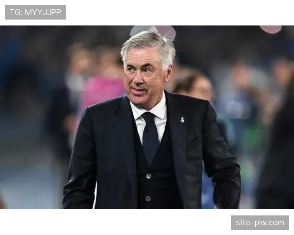 安切洛蒂在教练席与第四官员沟通VAR事项时的肢体语言分析